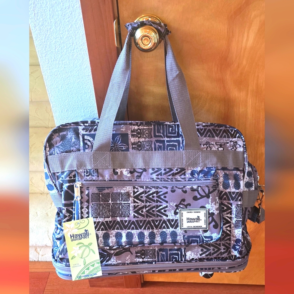 NWT Hawaii Spirit soft luggage bag with double zip extenders and swivel wheels.